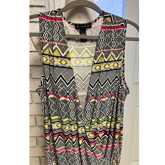 Sleeveless Romper in Tribal Print - Picture 4 of 4